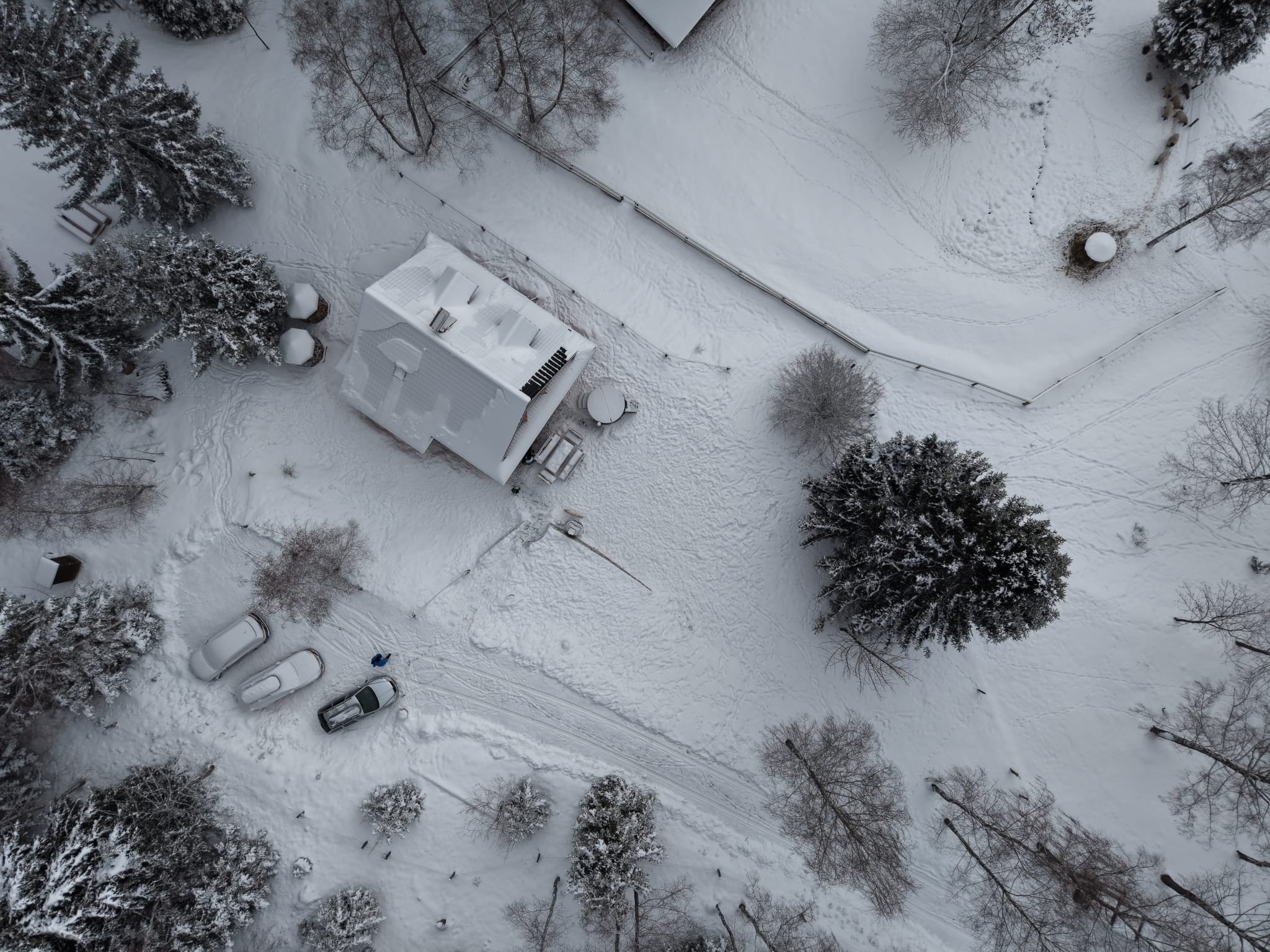 Pohled z dronu na chalupu v zimě