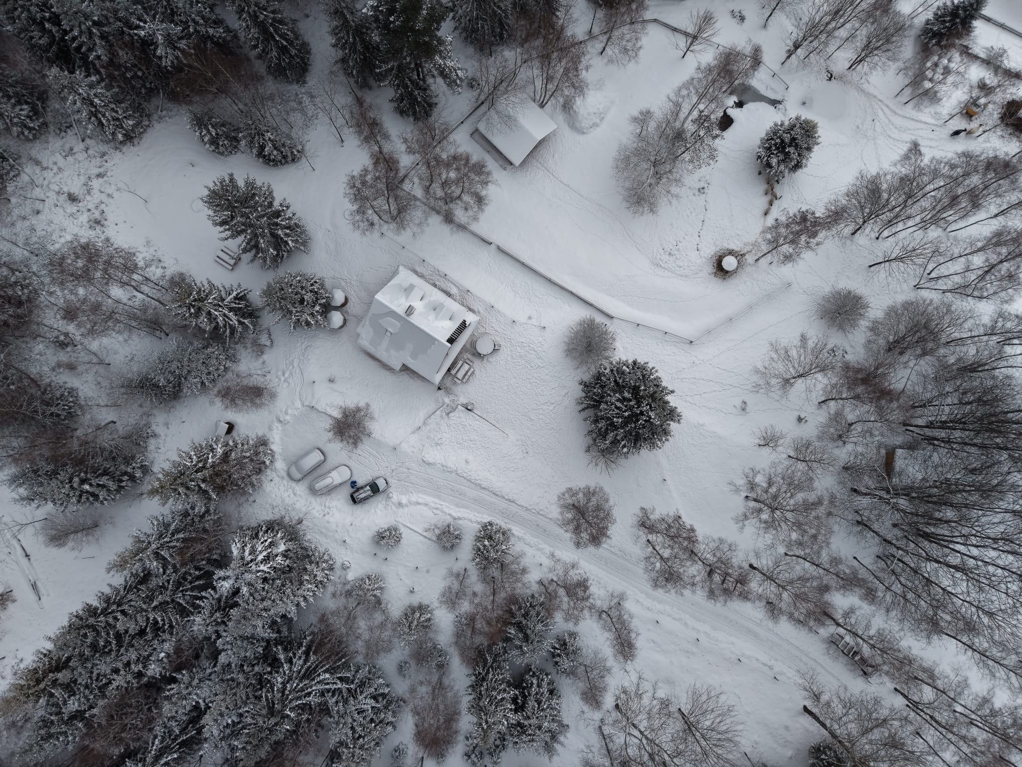 Chalupa v zimě – pohled z dronu