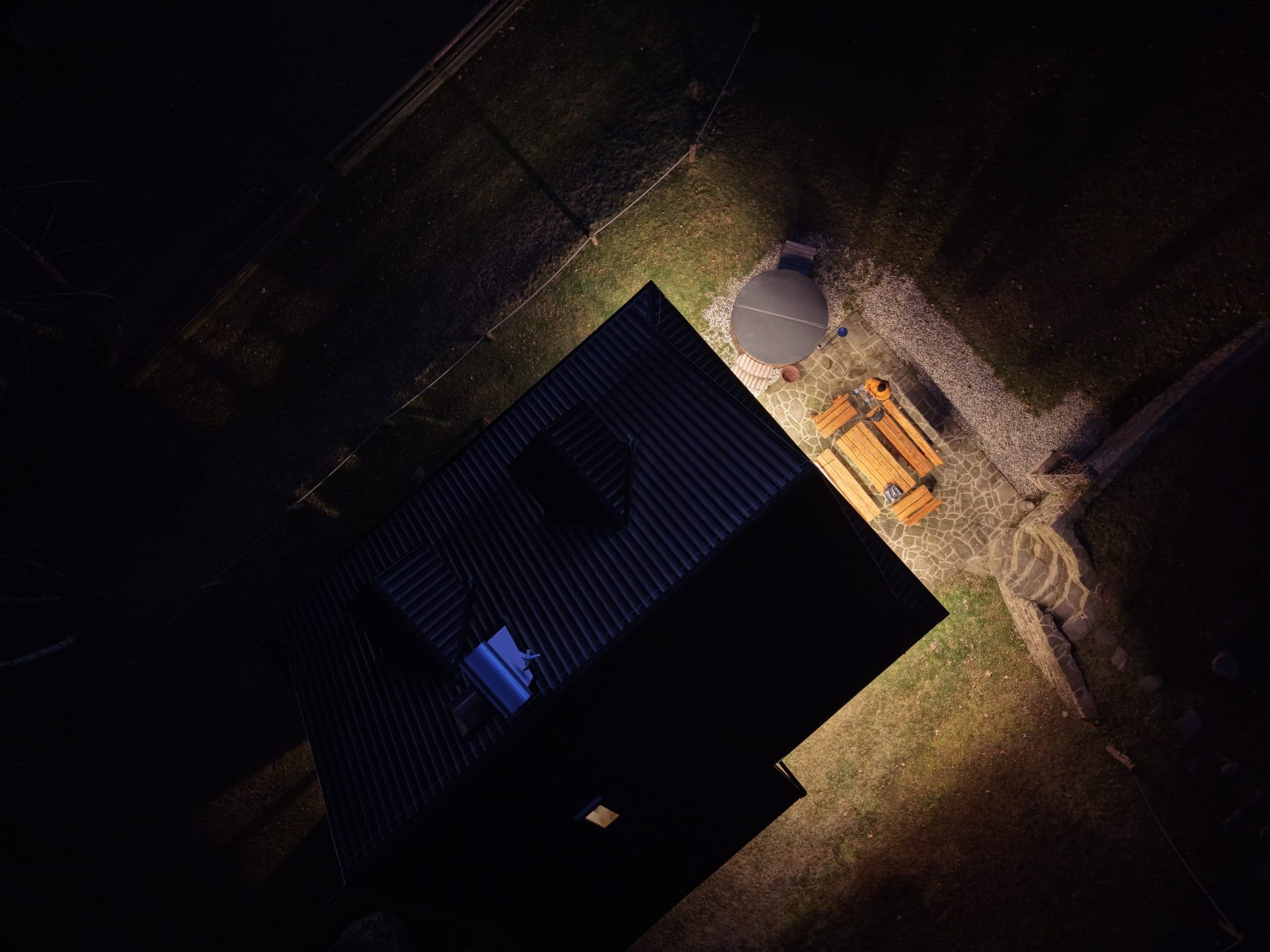 Terasa s vířivkou – pohled z dronu v noci