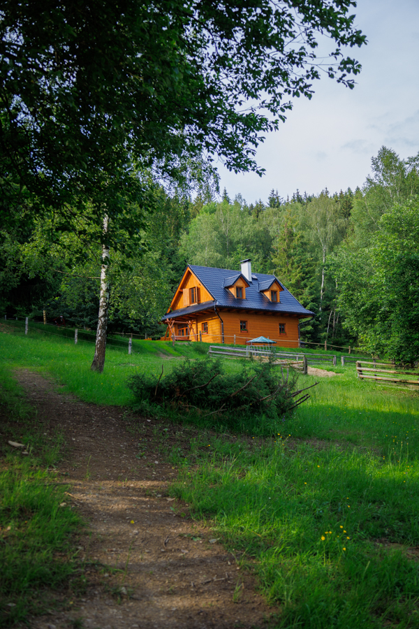 Chalupa na Bečvách – pohled z příchozí cesty